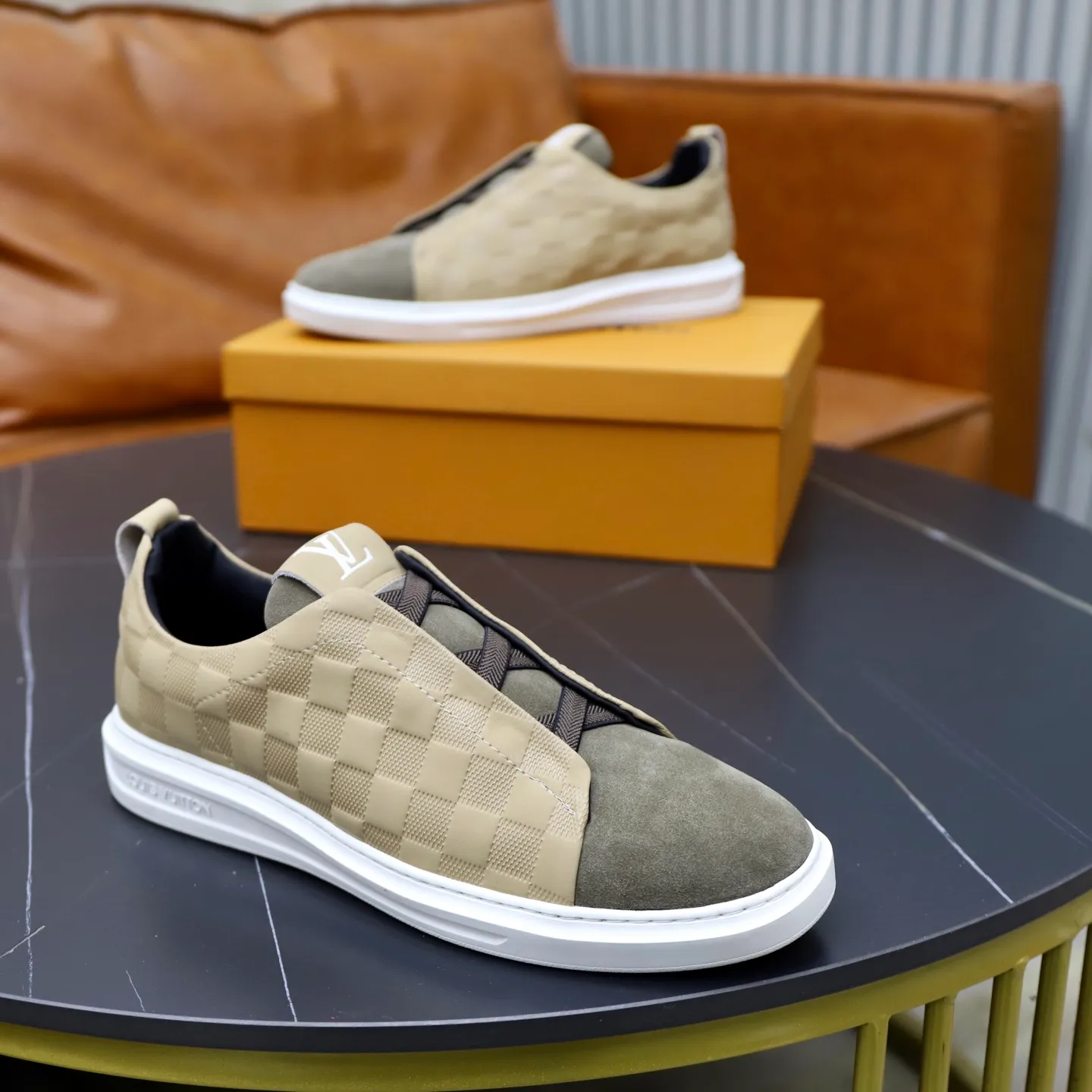 Ex-factory price: 442💰🙅‍♂️🙅‍♂️🙅‍♂️ Brand: LV Louis Vuitton Standard code: 38-44 (45 customized) Grade: Same as the official website Material: Original cowhide material stitching Comfortable and breathable sheepskin lining Lightweight and wear-resistant sports outsole Style category: Men's fashionable casual shoes Running sneakers Distinguished luxury brand elements Top luxury color: actual picture color